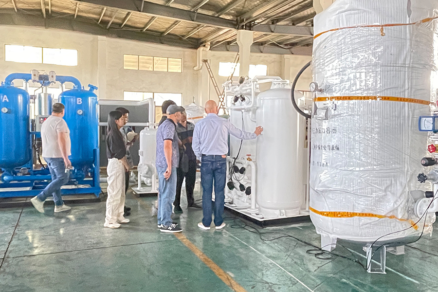 Russiske kunder besøger vores fabrik for at evaluere den fremragende kvalitet af nitrogengenerator