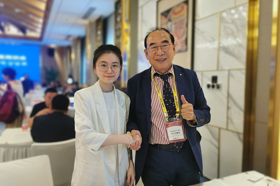 Med succes engageret i en - ON - One Business Diskussioner på det 37. CEO Summer Seminar